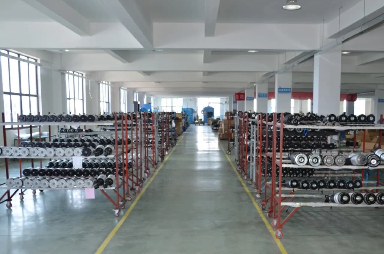 近代的な製造工場内部