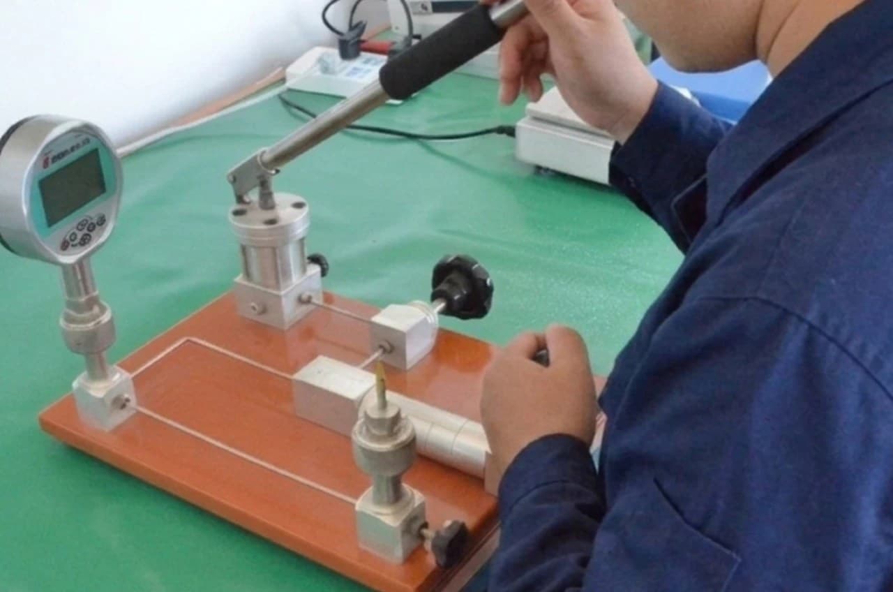 ノギスで加工部品を計測する作業者の手元